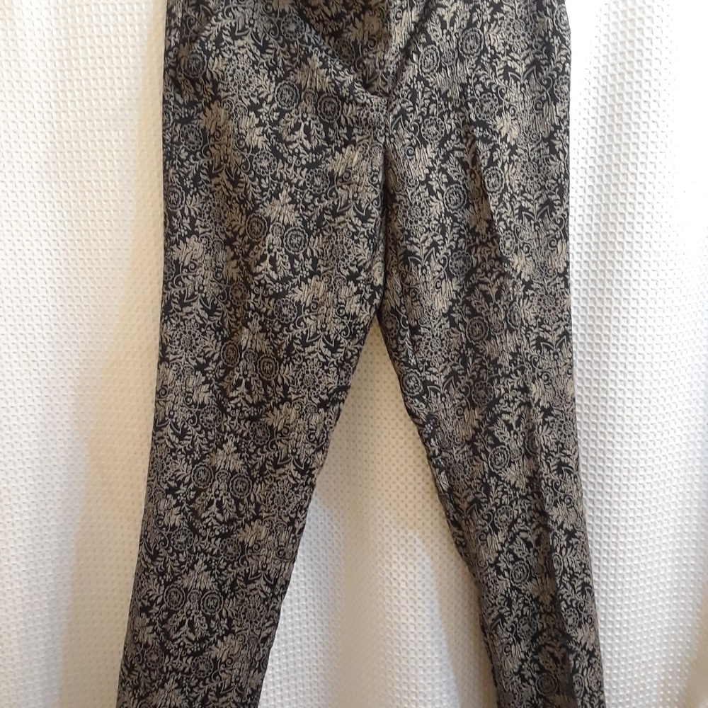 Dress trousers in black with warm gold embroidery
